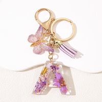 Porte-clés personnalisé en usine avec initiale, porte-clés en résine avec fleurs séchées et pompons papillon, pendentif de sac pour femme