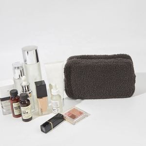 Sac de voyage en velours Teddy uni pour l'automne et l'hiver, sac de rangement portable pour le maquillage, sac cosmétique en peluche Teddy, fabriqué en usine BSCI - Product Image 6