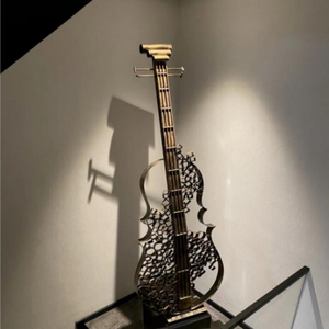 Sculpture de guitare moderne en acier inoxydable pour décoration intérieure - Product Image 2