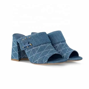 Sandalias de tacón alto y grueso con diseño de marca, punta abierta, de tela vaquera cosida, para mujer, estilo oficina, tipo mule para usar con jeans. - Product Image 4