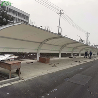 Abri de stationnement extérieur moderne Lyfe en acier, imperméable, pour 3 voitures, avec membrane, pour hôtel et villa