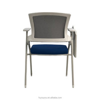 Chaise de formation moderne en maille avec tablette d'écriture pliable, siège rembourré et pieds fixes pour salle de classe, conférence, réunion, bureau