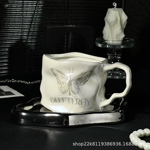 Taza de cerámica con diseño de mariposa, color blanco lechoso y plateado, con platillo para té, café y otras bebidas. - Product Image 3