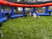 Jeu de football gonflable sur le thème du sport pour enfants et adultes, terrain de football circulaire gonflable avec filet au dessus