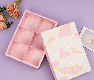 Caja de Regalo Geométrica Rosa y Blanca con Estampado Dorado y Seis Compartimentos, Fresca y Dulce, Ideal para Chocolates - Product Image 5