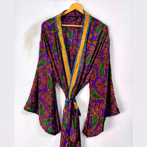 Kimono de Seda de Lujo con Parches, Túnica Larga para Dormir o Cubrir el Bikini, Kimono de Sari de Seda Reciclada Vintage Hecho a Mano en India - Product Image 1