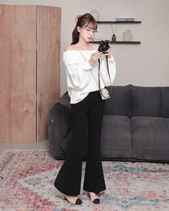 Conjunto de Top Blanco con Hombros Descubiertos y Pantalones Negros de Pierna Recta con Corte Acampanado, Mezcla de Algodón Vietnamita, Cuello Barco, Manga Larga, Estilo Casual Femenino, Color Sólido - Product Image 6