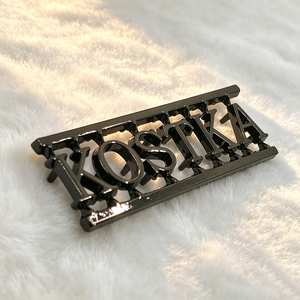 Étiquettes métalliques personnalisées avec nom de marque découpé, plaques de logo en relief pour la décoration de vêtements - Product Image 1