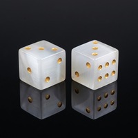 1 pièce Dés D6 en pierre naturelle œil de chat de 16 mm, avec points gravés en or, pour jeux de société, décoration spirituelle pour la maison et cristal décoratif