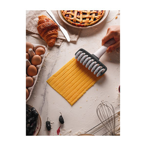 Rullo arricciapasta per utensili da forno e pasticceria con manico flessibile e design antiaderente - Product Image 2