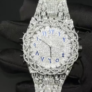 Reloj de lujo de alta gama con diseño de espinas, totalmente incrustado con una esfera de moissanita, perfecto para el estilo hip-hop y para fiestas. - Product Image 2