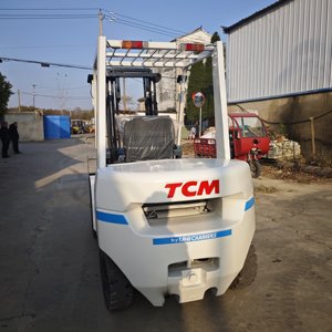 Chariot élévateur diesel TCM 3 tonnes d'occasion, très demandé, avec déplaceur latéral hydraulique, mât à deux étages et pneus pleins - Product Image 5