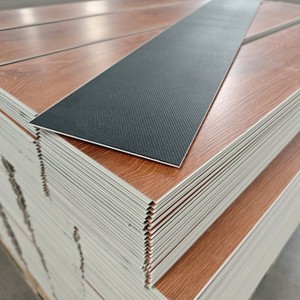 Revêtement de <span class=keywords><strong>sol</strong></span> en plastique SPC à finition imitation bois, multi-couches, structuré, imperméable, ignifuge, sans formaldéhyde, système de fixation par clic - Product Image 2