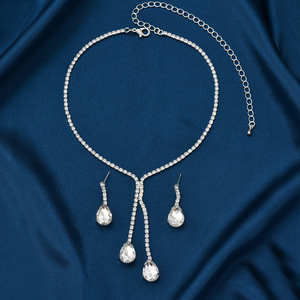 Ensemble de bijoux de mariée glamour en forme de goutte <span class=keywords><strong>d</strong></span>'eau avec diamants, collier et boucles <span class=keywords><strong>d</strong></span>'oreilles époustouflants pour des moments inoubliables - Product Image 4