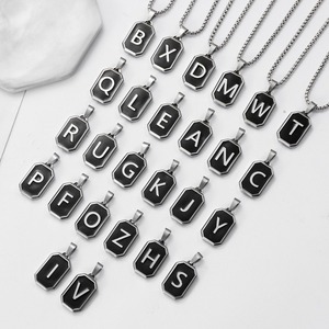 Collar con Colgante Cuadrado Negro de Moda, Alta Calidad, Venta al Por Mayor de Fábrica, Collar de Acero Inoxidable con Letras Mayúsculas del Alfabeto Inglés (26 Letras) - Product Image 4