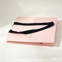 Sac en papier carré rose personnalisable avec soufflets latéraux pour vêtements, chaussures, emballages recyclables et magasins de détail