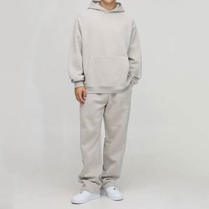 Ensemble de survêtement deux pièces pour homme en tissu personnalisé, comprenant un sweat à capuche à manches raglan en ciment et un pantalon de survêtement large coupe décontractée, pour un look neutre et sobre. - Product Image 1