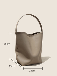 Bolso Tipo Cubo de Cuero Genuino de Lujo, Estilo Urbano Moderno y Chic, Colección Quiet Luxury - Product Image 3
