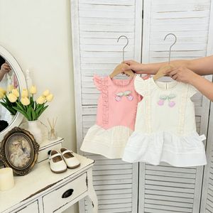 Abito Estivo 2026 per Bambina Stile Fresco con Maniche a Volant, Pizzo a Ciliegia e Orlo Arricciato - Product Image 2