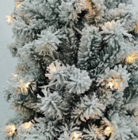 Sapin de Noël artificiel floqué pré-éclairé, sapin de Noël mince floqué de neige avec lumières LED chaudes pour la décoration des fêtes