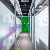 Film intelligent PDLC auto-adhésif moderne pour verre décoratif, idéal pour les cloisons de bâtiments, bureaux, hôtels, écoles, entrepôts et gymnases