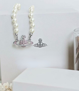 Collar Vvivi Enne West Extragrande con Perlas de Imitación de Cobre, Diamantes Románticos y Planeta Saturno Incrustado, Unisex - Product Image 3