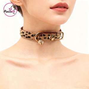 Collar choker con estampado de leopardo, estilo millennial para chicas modernas, cadena de piel sintética marrón para la clavícula, estilo nicho dulce y cool de la subcultura. - Product Image 3