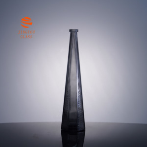 Botella de Vidrio Cónica Alta de 700 ml, Color Gris Ahumado, Apta para Envasar Licores de Alta Gama como Vodka, Ginebra y Whisky - Product Image 2