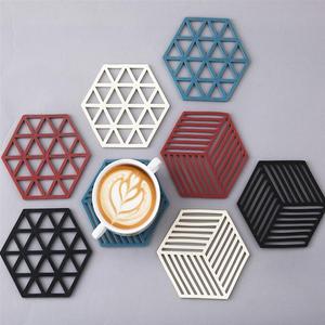 Salvamanteles Hexagonal de Plástico, Aislante del Calor, Antideslizante, para Cocina, Tazas, Tazones, Ollas, Diseño Nórdico, Rayas de Colores Aleatorios - Product Image 1
