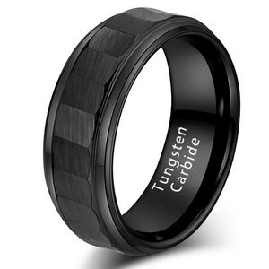 Bague classique pour homme en carbure de tungstène plaqué or de 8 mm avec finition martelée noire, bande confortable pour fiançailles - Product Image 1