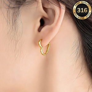 Boucles d'oreilles Huggie en acier inoxydable 316 plaqué or en forme de cœur pour femmes, idéales pour les fêtes et les cadeaux, boucles d'oreilles transfrontalières en gros - Product Image 2