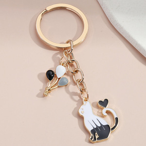 Llavero de aleación de zinc esmaltado con diseño de gato blanco lindo y dije de pata, colgante de moda de forma irregular, adorno ligero para bolso - Product Image 4