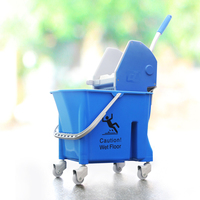 Seau à serpillière flexible en plastique commercial avec essoreur à pression descendante