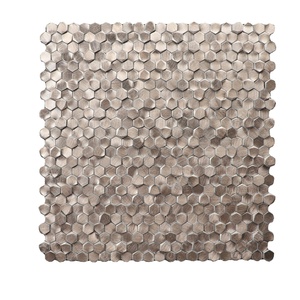 Mosaïque métallique 3D hexagonale en aluminium avec support en maille or rose pour usage hôtelier - Product Image 1