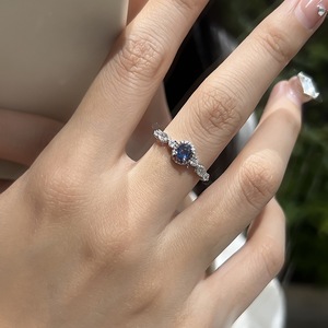 Bague en argent pur S925 au design rétro français avec une pierre précieuse aquamarine étincelante, anneaux de luxe légers et élégants - Product Image 4