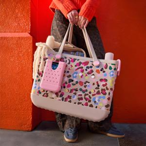 Sac de plage en caoutchouc en gros, sac fourre-tout en silicone EVA résistant à l'eau, grand sac de plage tendance pour femme avec trous, personnalisable - Product Image 2