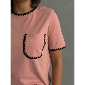 เสื้อยืดถักสีชมพูพาสเทลสำหรับผู้หญิง ยี่ห้อ TOPSHOW ตกแต่งด้วยลายเย็บแบบเชพเพิร์ด ผลิตจากผ้าฝ้าย 95% ผสมอีลาสเทน 5% ขายส่งแบบแพ็คใหญ่ - Product Image 4