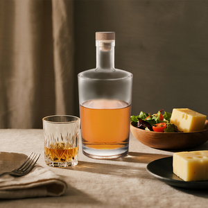 Nouveau design de <span class=keywords><strong>bouteille</strong></span> de distributeur d'alcool en verre transparent avec logo personnalisé <span class=keywords><strong>bouteille</strong></span> ronde de 750ml en verre avec bouchon en liège - Product Image 1
