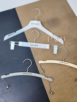 Cintres en plastique PP personnalisés avec logo HeOEM, antidérapants, robustes, pour présentation de vêtements en magasin, couleurs variées, faible MOQ 30 pièces