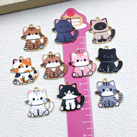 Colgante de esmalte de gatito tabby sentado con pata que se mueve, de aleación en tono dorado, para amantes de los gatos, marcapáginas para diario