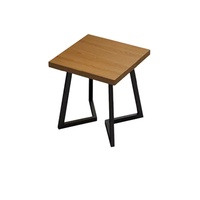 Des tables et des chaises en bois populaires peuvent être utilisées dans les restaurants et les balcons