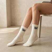 Calcetines Personalizados de Primera Calidad con Textura Acanalada, Calcetines de Algodón con Logotipo Bordado OEM, Paleta de Colores Neutros para Hombre y Mujer