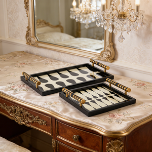 Juego de bandejas de madera geométricas modernas personalizadas de fábrica, bandeja decorativa con patrón negro y crema con asas de latón - Product Image 1