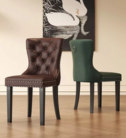 Chaise de salle à manger capitonnée de style vintage européen, luxe léger, avec garniture cloutée, anneau de traction métallique sur le dossier et pieds en bois massif