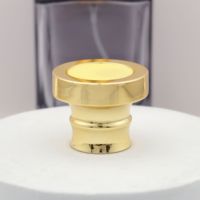 Parfum de luxe personnalisé bouchon à vis 15mm bouchon de bouteille en plastique or avec beau couvercle à bouchon rose conception populaire