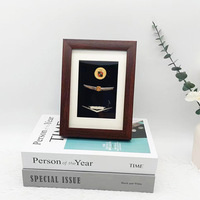 Kotak Bingkai Pajangan Pin Custom Deep Shadow Box untuk Medali, Lencana, Bros, Perhiasan, dengan Lapisan Beludru, Dekorasi Bingkai Gambar untuk Dinding dan Meja
