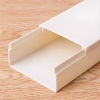 Gaine de câbles en PVC robuste avec supports de montage