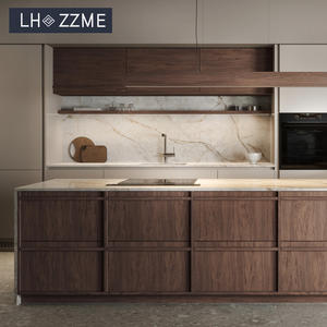 ארון מטבח מינימליסטי בסגנון יפנדי, עשוי פורניר עץ אלון לבן, עם אי מעוגל מחורץ ושלד עץ משולב. - Product Image 1