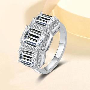 9 Feine Smaragdschliff 4CT VVS1 Moissanit-Schmuckstücke 925 Silber Rhodiniert Hypoallergene Damen 3-Stein-Ringe mit GRA-Zertifikat - Product Image 2