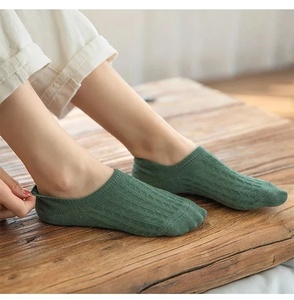 10 paires de chaussettes de bateau invisibles en silicone d'été pour femmes couleur unie cheville pantoufle chaussettes mince coton tricoté manchette taille 35-40 <span class=keywords><strong>EUR</strong></span> - Product Image 2